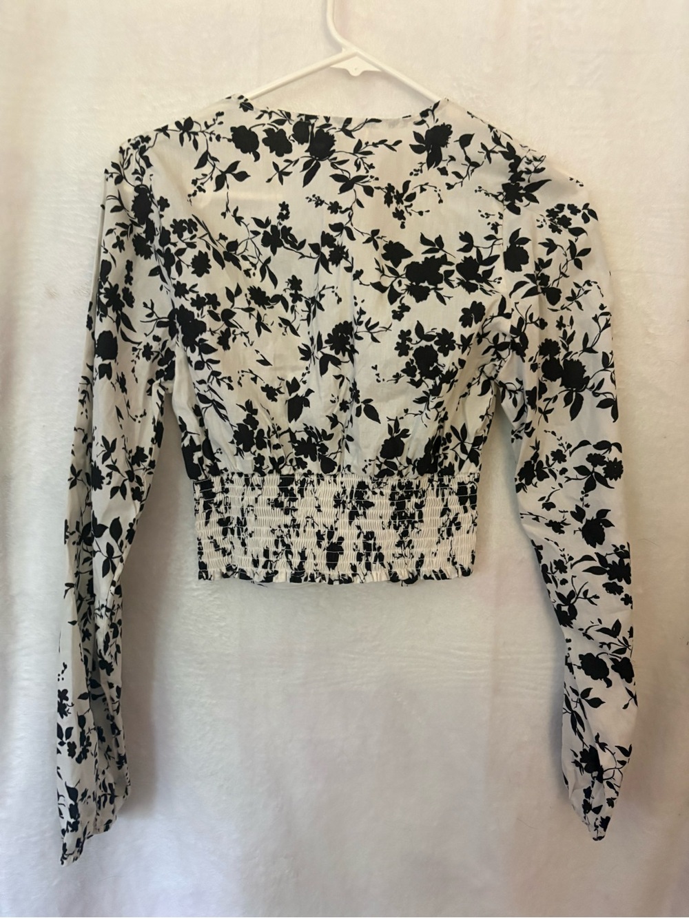 Love Notes- Black & White Floral V-Neck Blouse- NWT - Picture 2 of 4
